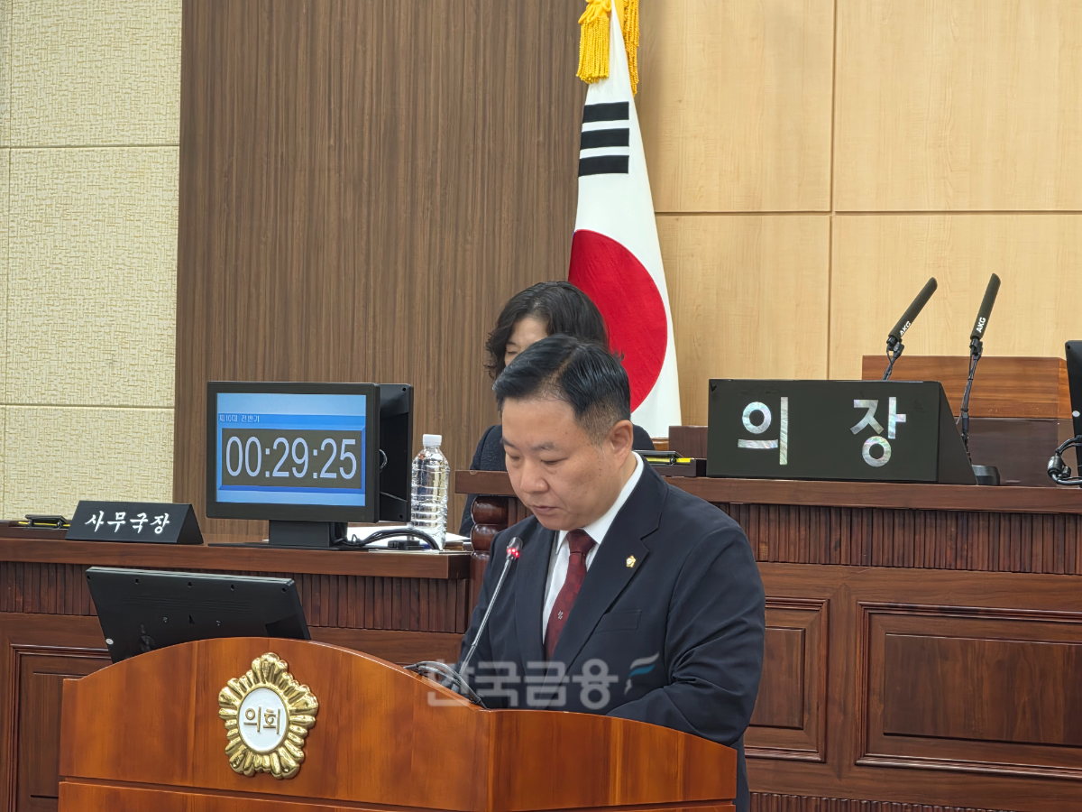 황진환 영등포구의원이 16일 열린 제271회 영등포구의회 제1차 정례회 제2차 본회의에서 여의도 성모병원 인근 부지의 국제학교·외국인학교 유치 방안에 대해 구정질문을 하고 있다. /사진=조범형 기자