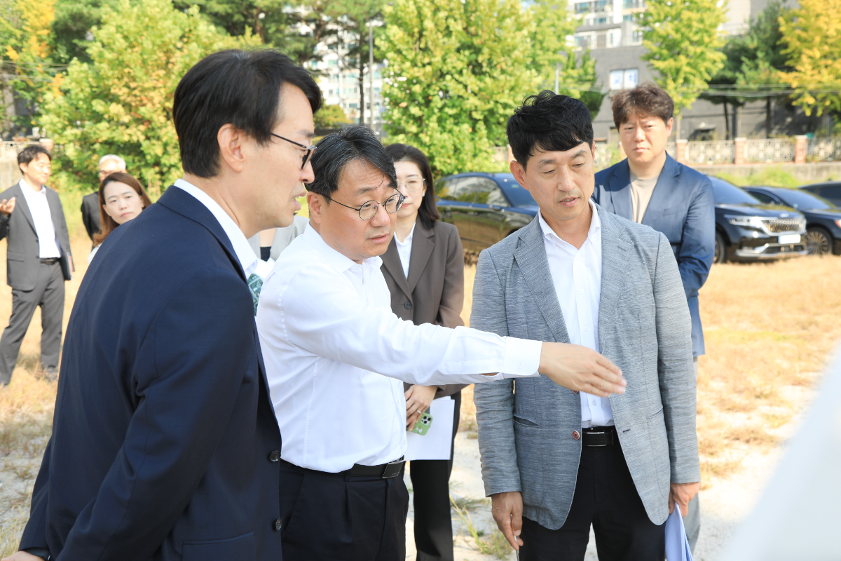 23일 이성훈 한국토지주택공사(LH) 사장(사진 가운데)이 서울시 도봉구 성대야구장을 찾아 추진 현황을 점검하고 있다. /사진제공=LH