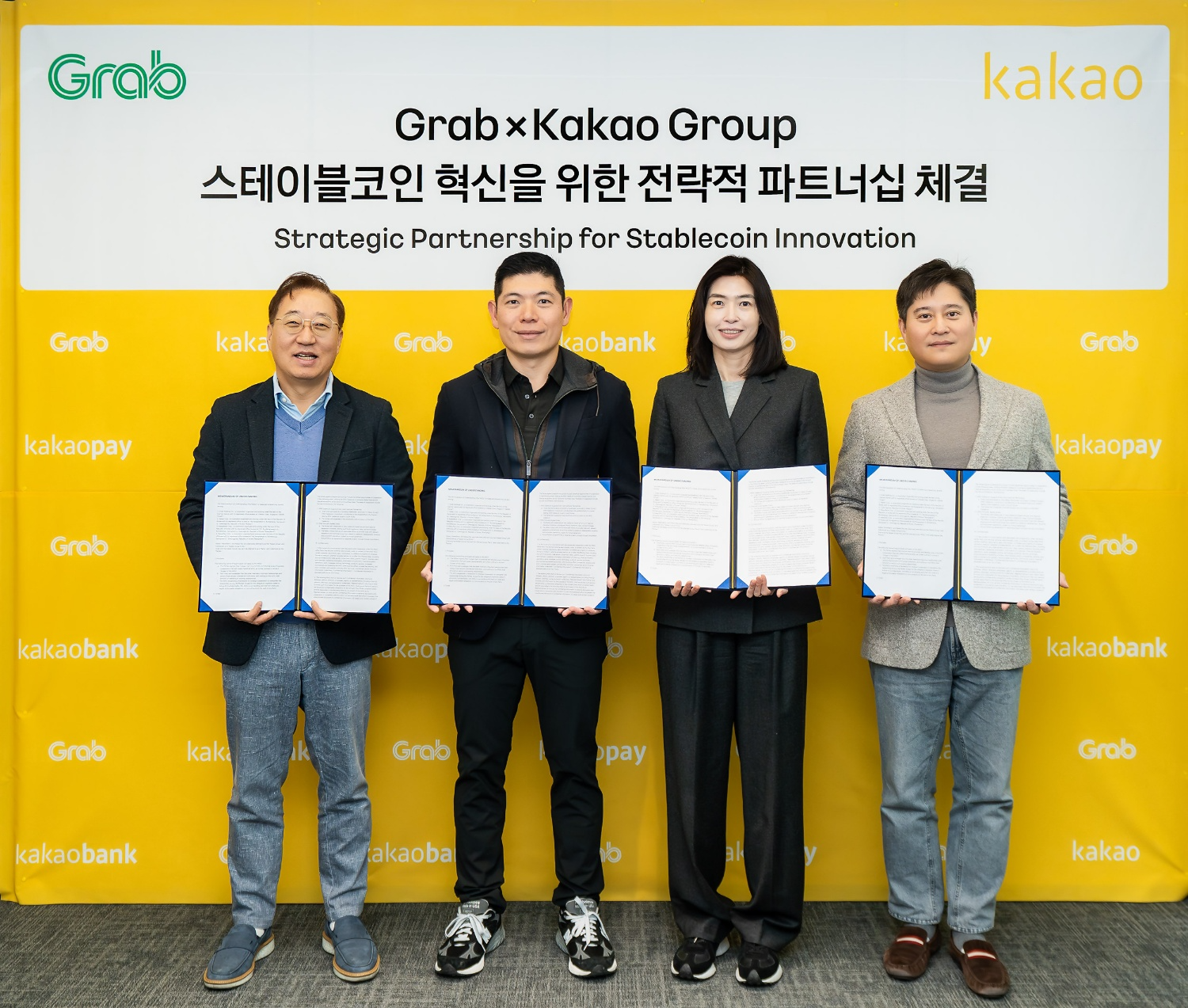 (왼쪽부터) 윤호영 카카오뱅크 대표이사, 앤서니 탄 그랩 CEO, 정신아 카카오 대표이사, 신원근 카카오페이 대표이사 / 사진=카카오뱅크