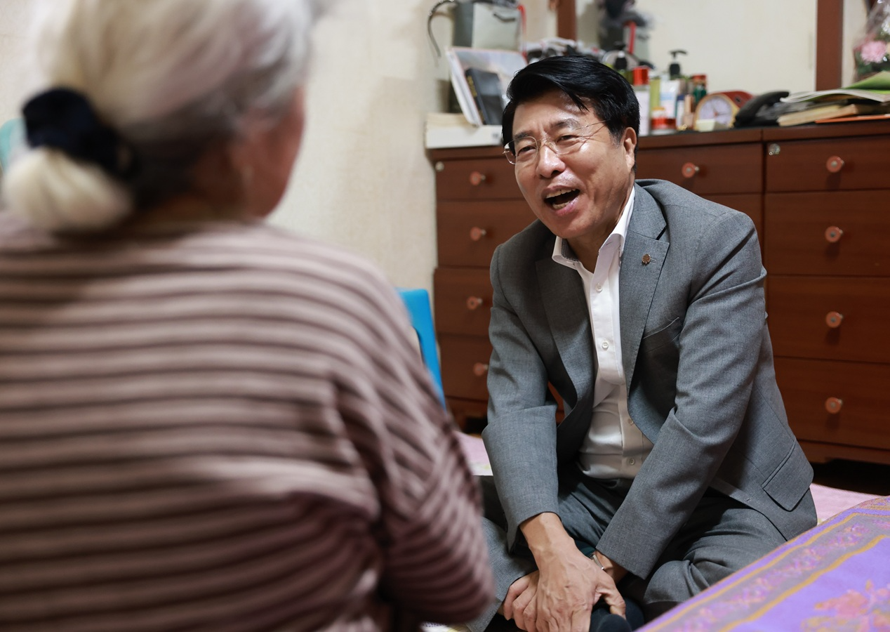 서강석 송파구청장이 홀몸어르신 가정을 찾아 소통하는 모습. /사진제공=송파구