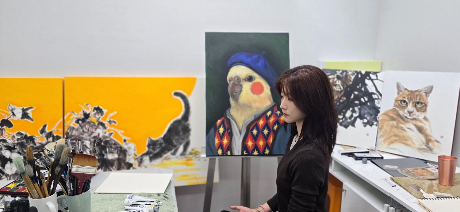 김명신 작가가 작업실에서 자신의 작품에 대한 마무리 작업을 하고 있다.
