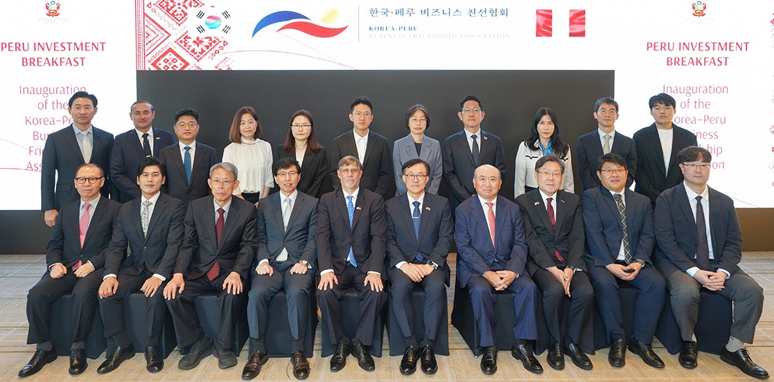 한-페루 비즈니스협회 회원들이 29일 창립총회를 열고 기념사진을 찍고 있다. 사진제공=한문화진흥협회