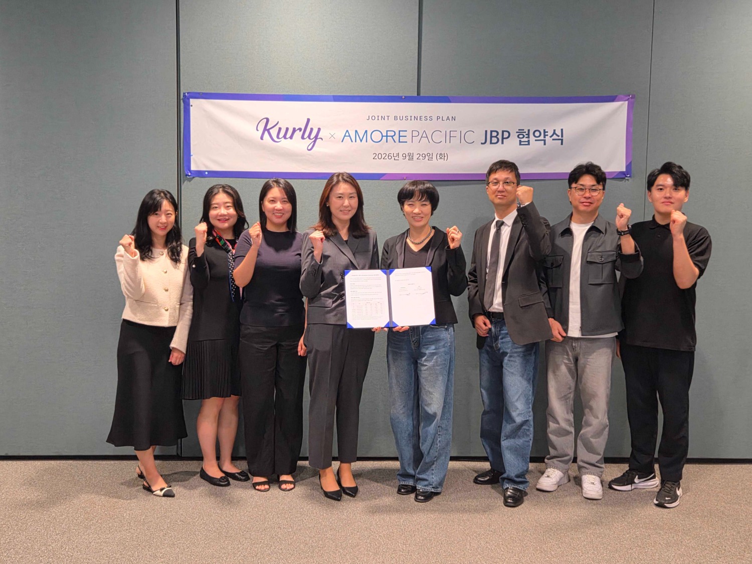 컬리와 아모레퍼시픽이 단독 상품·공동 마케팅 업무협약을 체결했다. /사진제공=컬리