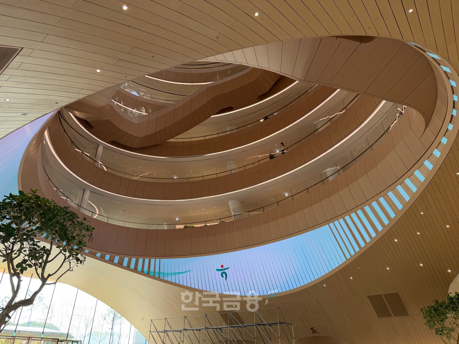 인천 청라국제도시에 위치한 하나금융그룹 청라 헤드쿼터(HQ) 1층 로비. 곡선형 보행 동선과 층층이 이어지는 개방형 구조가 눈에 띈다. / 사진=지다혜 기자