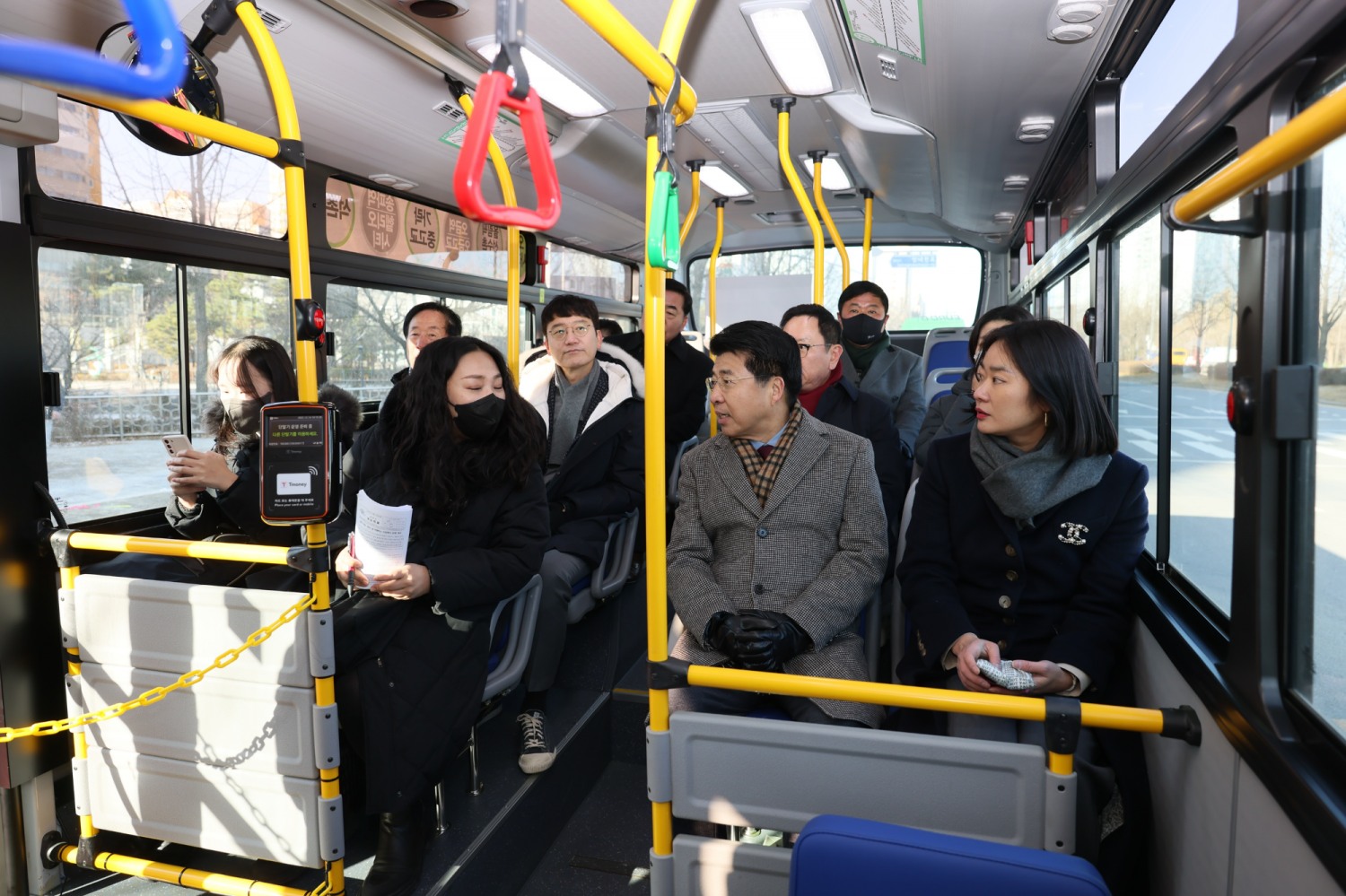 서강석 송파구청장이 마을버스에 탑승해 동네를 둘러보는 모습./사진제공=송파구
