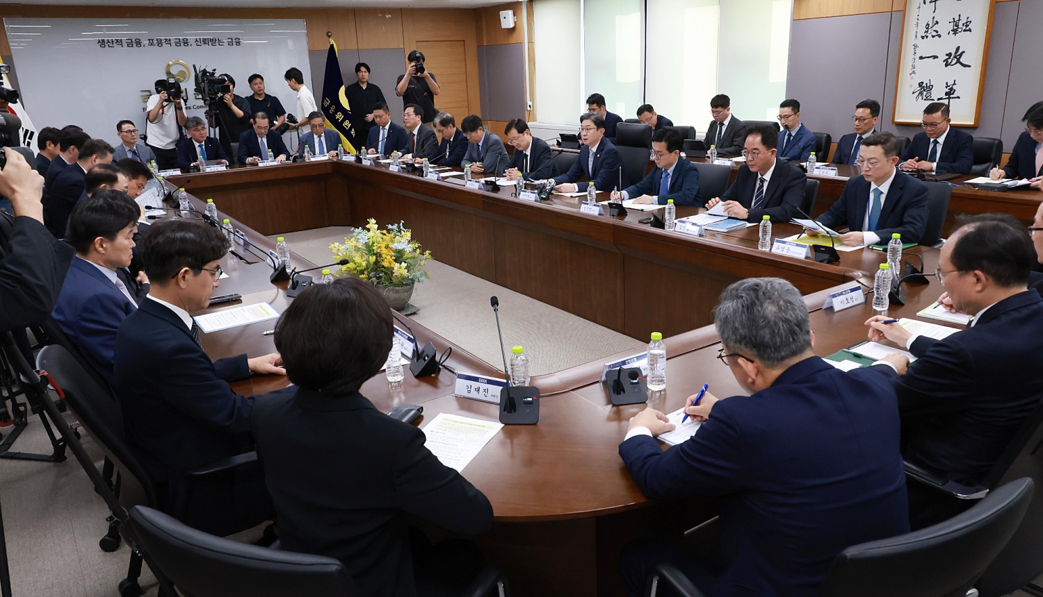 이억원 금융위원장이 4일 오후 2시 정부서울청사에서 금융감독원, 금융보안원, 전 금융업권별 협회, 주요 금융회사 등과 과기부, 개보위, 경찰청과 최근 금융권 침해위협 대응을 위한 '전 금융권 긴급 점검회의'를 개최했다. / 사진제공= 금융위원회(2026.10.04)