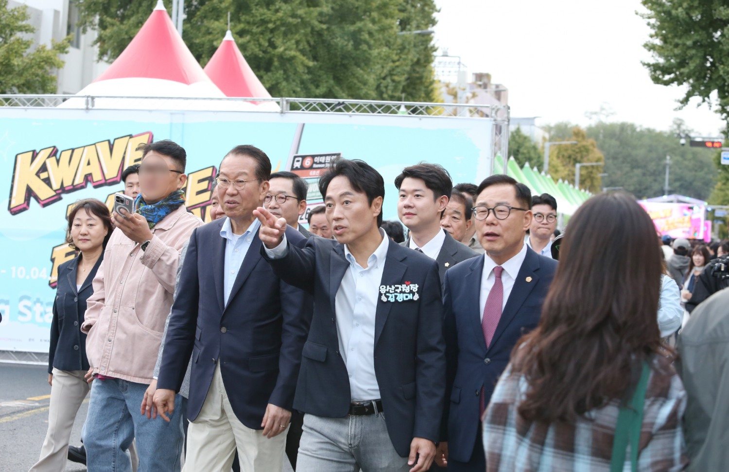 김경대 용산구청장, 권영세 국회의원, 오천진 서울시의원을 비롯한 용산구 관계자들이 '2026 K-Wave 댄스 페스티벌' 현장을 둘러보는 모습. /사진제공=용산구
