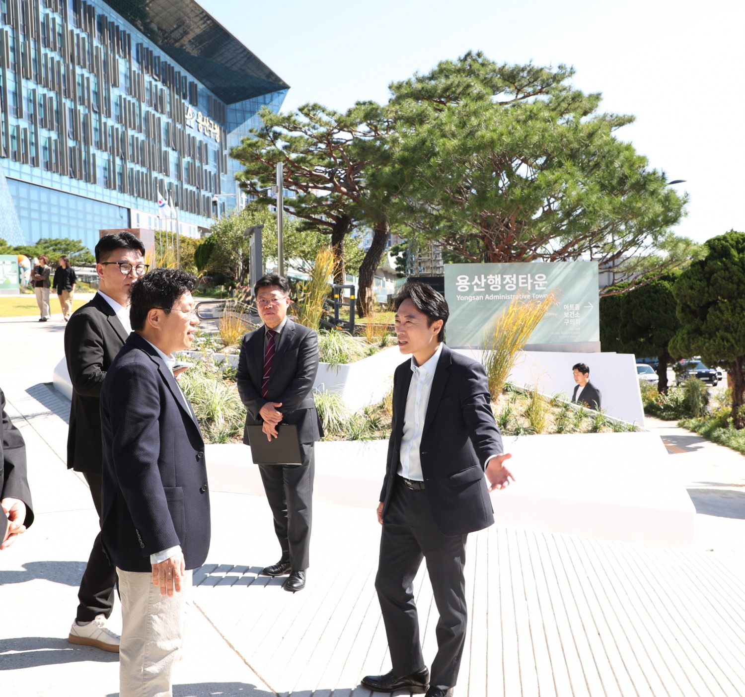김경대 용산구청장이 정비된 보행로 주변을 살펴보는 모습. /사진제공=용산구