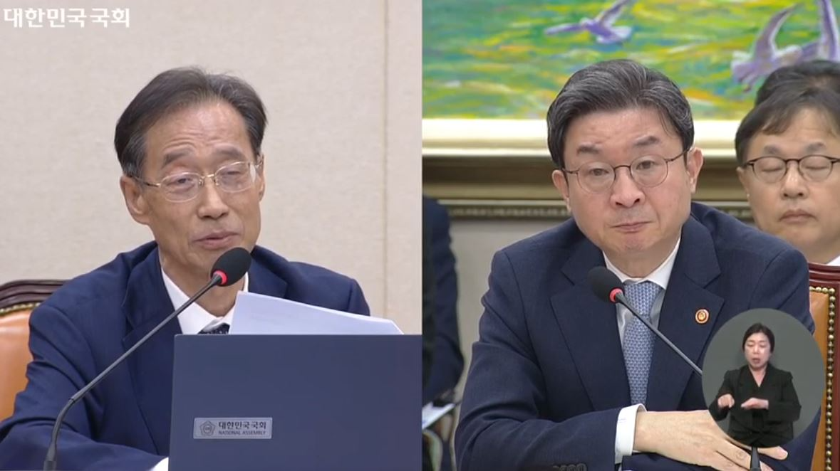 8일 진행된 금융위원회 국정감사에서 유동수 국회 정무위원장(왼쪽)이 이억원 금융위원장(오른쪽)에게 질의를 하고 있다. / 사진=국회 인터넷의사중계시스템 갈무리