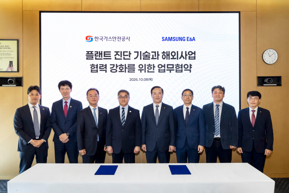 삼성E&A와 한국가스안전공사 관계자들이 기념 촬영하고 있다(사진 왼쪽 네번째가 남궁 홍 삼성E&A 대표이사 사장, 다섯번째가 한국가스안전공사 박경국 사장). /사진제공=삼성E&A