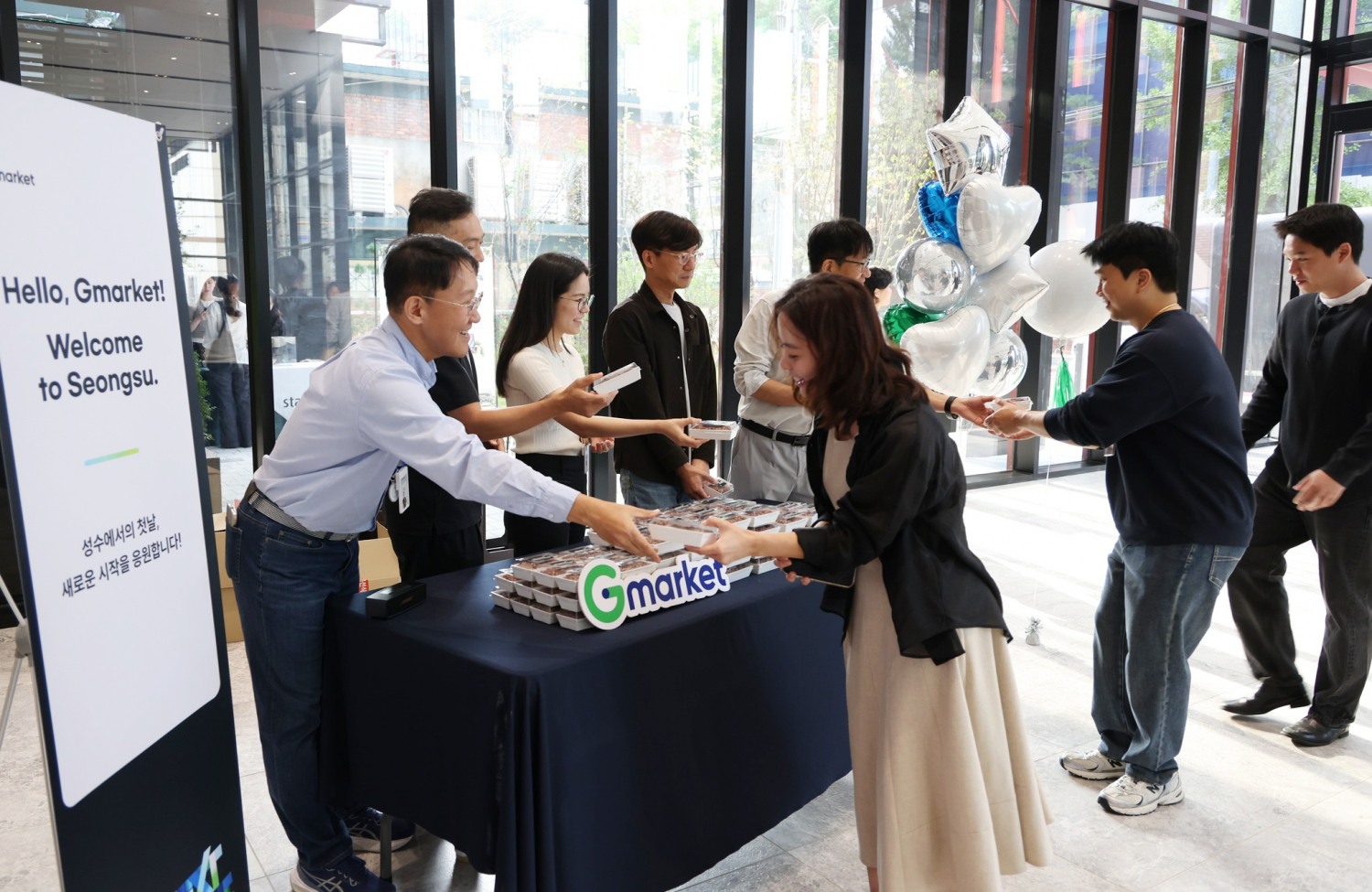12일 성수동 신사옥 첫 출근일 축하 이벤트를 하는 모습./사진제공=G마켓