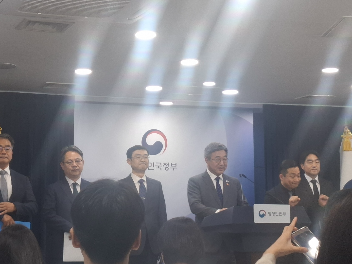 13일 오후 서울정부청사에서 진행된 정부 행정기관 이전 관련 브리핑에서 윤호중 행안부장관이 발언하고 있다. / 사진=장호성 기자