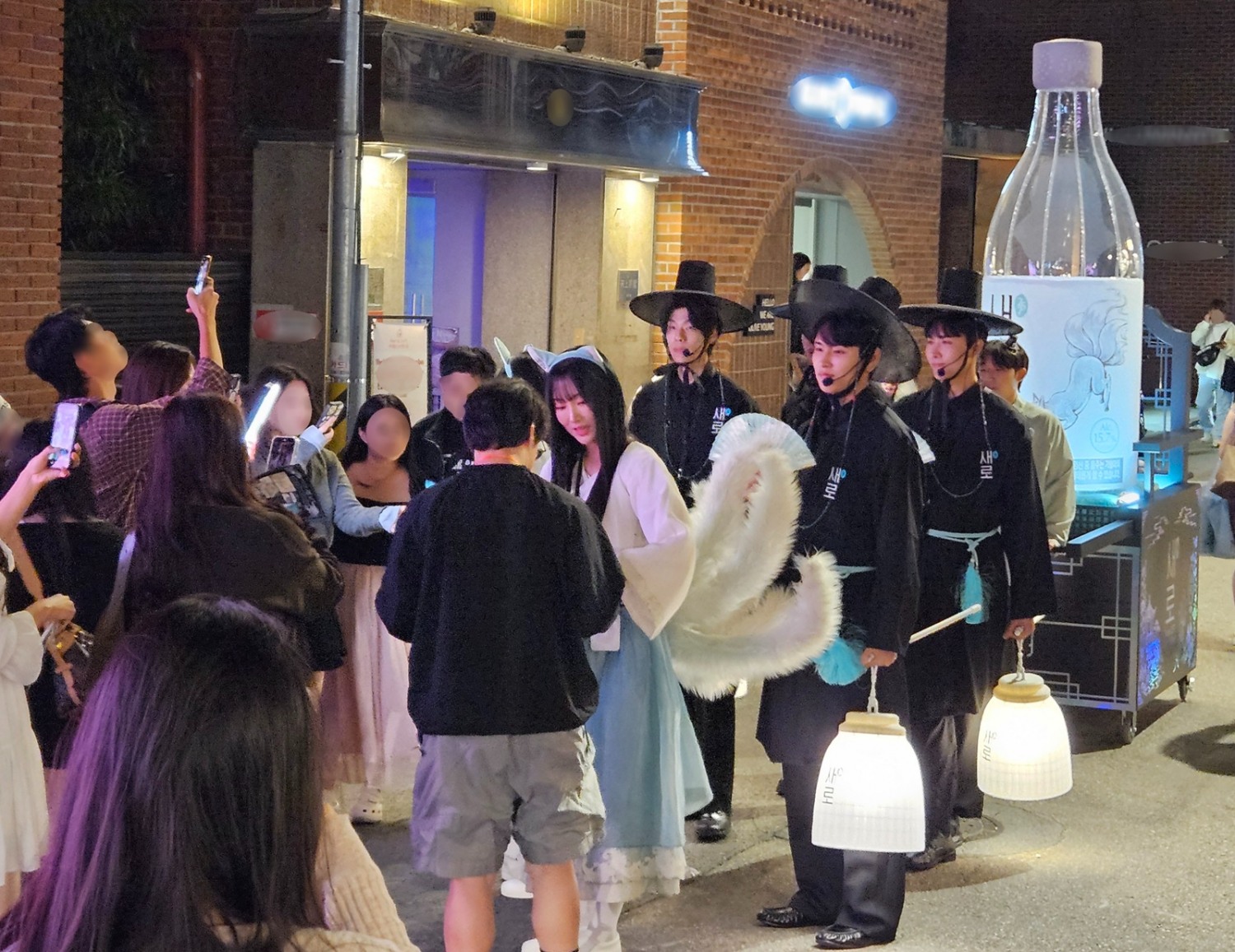 서울 시내 주요 상권에서 ‘새로구미’와 ‘저승사자’로 분장한 새로 행사팀이 거리를 행진하며, 소비자들에게 새로의 신규 광고를 소개한 웹툰 형태의 전단과 구강 청결제를 나눠주고 있다. /사진=롯데칠성음료