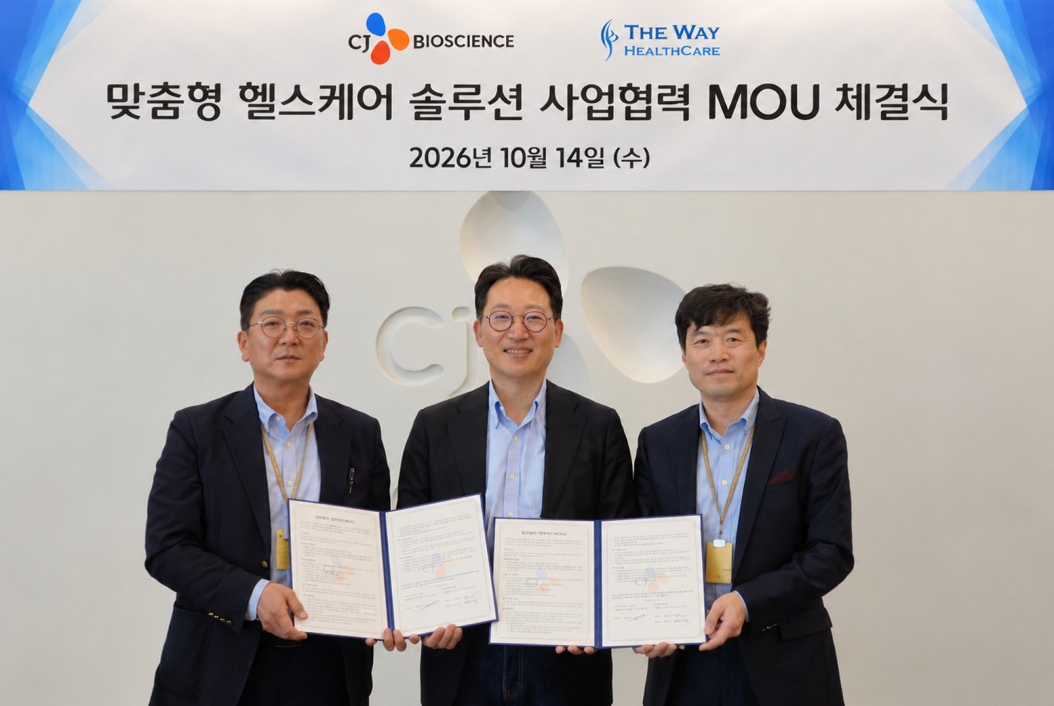 (왼쪽부터) 이정우 더웨이헬스케어 대표, 윤상배 CJ바이오사이언스 대표, 최창민 더웨이헬스케어 대표. /사진=CJ바이오사이언스