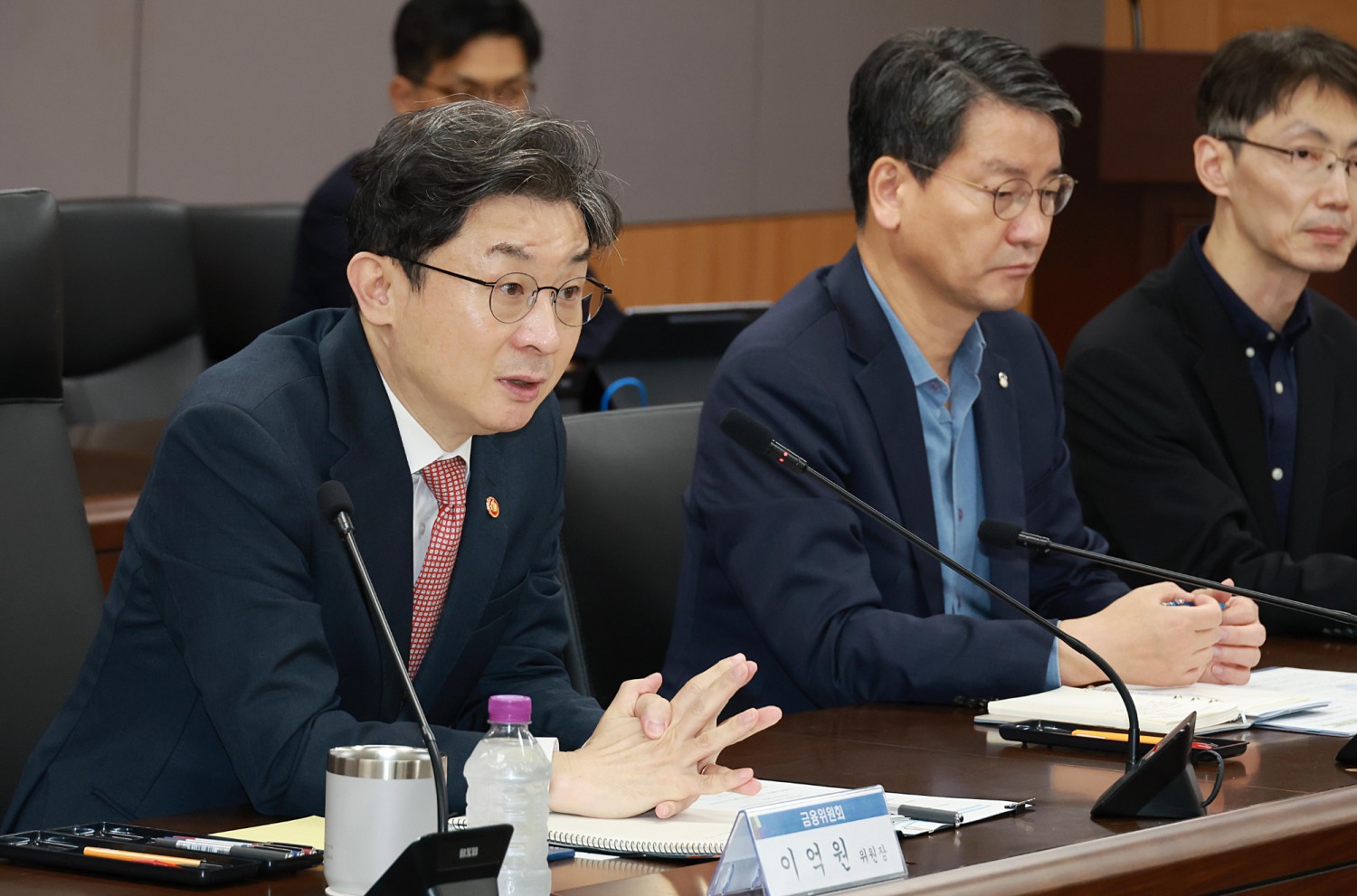 이억원 금융위원장이 15일 오후 서울 종로구 정부서울청사에서 금융감독원, 한국거래소 등 유관기관 및 시장 전문가와 함께 개최한 '증시상황 긴급 점검회의'에서 최근 대외 불확실성 확대에 따른 국내 증시 동향과 외국인·기관투자자 수급 상황 등을 점검하고 향후 대응방향을 논의했다. / 사진제공= 금융위원회(2026.10.15)
