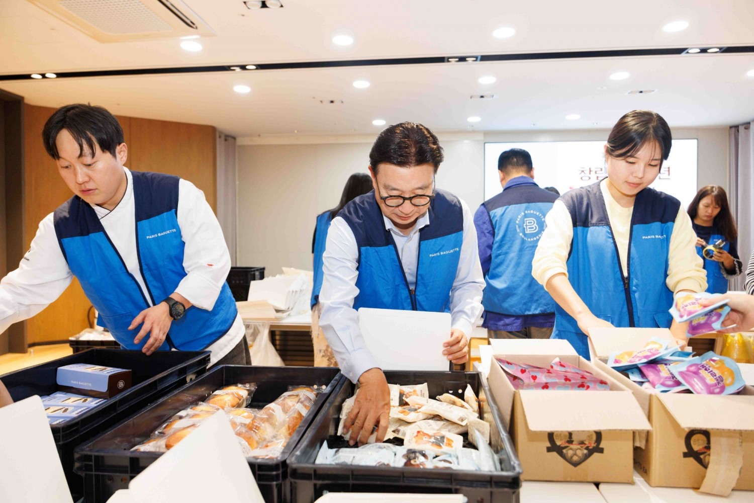 파리크라상이 창립기념일을 앞두고 임직원 사회공헌 활동 '기부 앤 테이크' 행사를 진행했다. /사진=파리크라상
