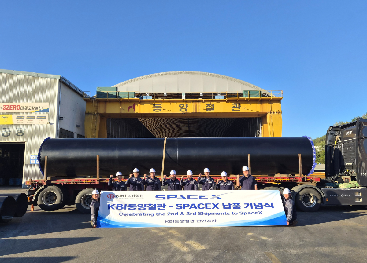 KBI동양철관 임직원들이 지난 14일 천안공장에서 미국의 민간 우주탐사 및 항공우주 기업인 스페이스X(SpaceX)의 로켓 발사 시설에 들어가는 강관 950여 톤 중 일부를 납품하며 기념식을 진행하고 있다. /사진제공=KBI그룹