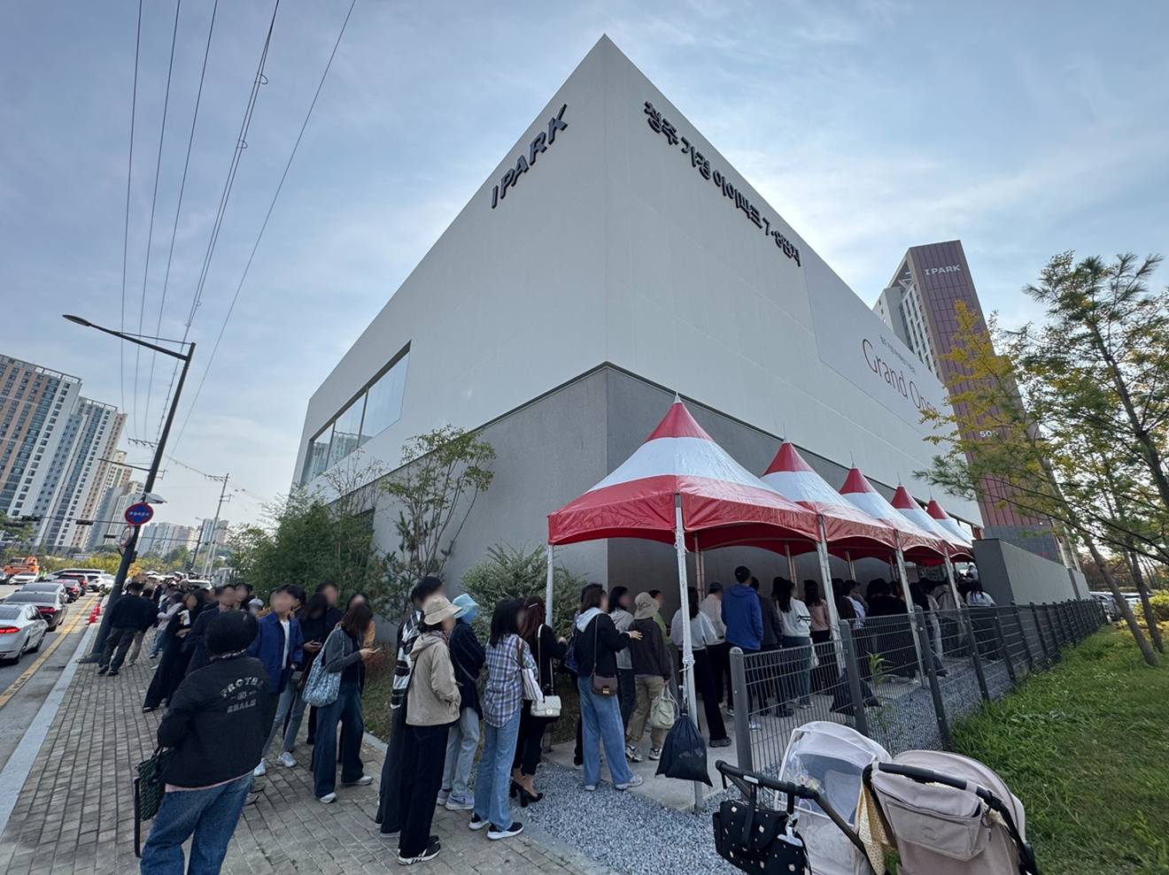 지난주 청주 가경 아이파크 7·8단지 견본주택에 방문객이 입장하기 위해 대기 중인 모습. /사진제공=IPARK현대산업개발