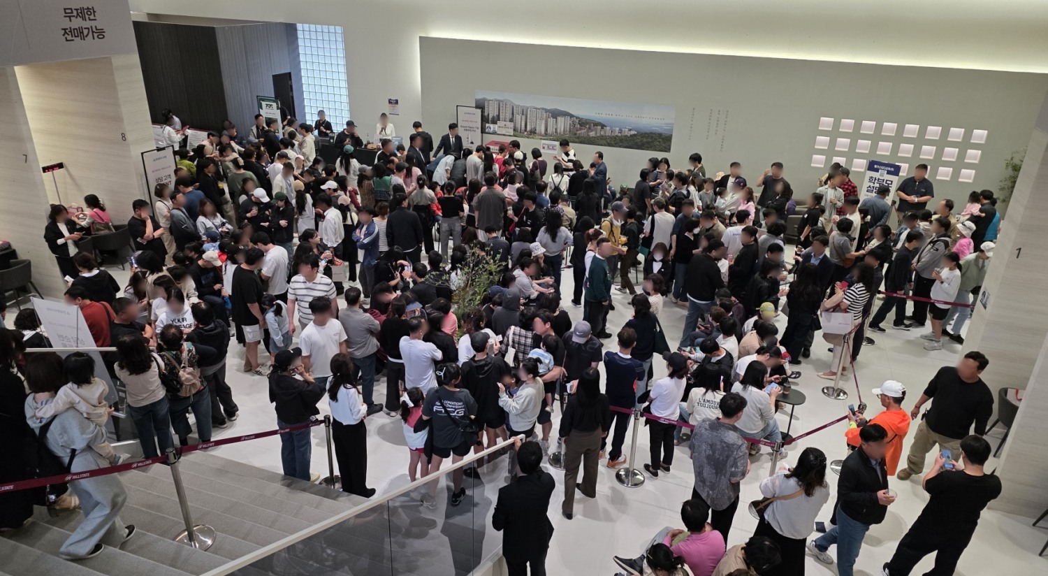 힐스테이트 거제시그니처 견본주택 내부에 방문객이 운집해 있는 모습. /사진제공=현대엔지니어링