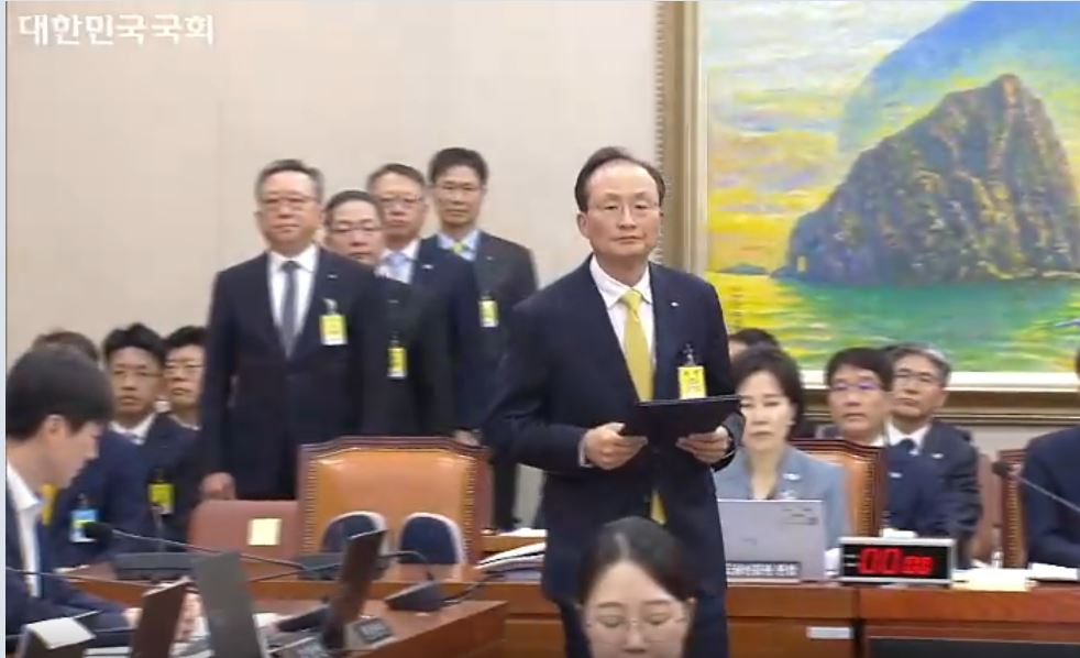 19일 오후 열린 국회 정무위원회의 국정감사에 증인으로 출석한 5대 은행장들이 질의를 준비하고 있다. / 사진=국회 의사중계시스템 갈무리