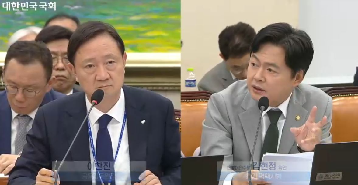 19일 열린 국회 정무위원회 국정감사에서 이찬진 금융감독원장(왼쪽)이 김현정 더불어민주당 의원(오른쪽)의 질의에 답하고 있다. / 사진=국회 의사중계시스템 갈무리