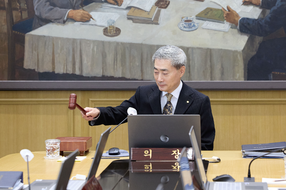 신현송 한국은행 총재가 22일 오전 서울 중구 한은에서 금융통화위원회 본회의를 주재하고 있다. 의사봉을 두드리는 모습. / 사진제공= 한국은행(2026.10.22)