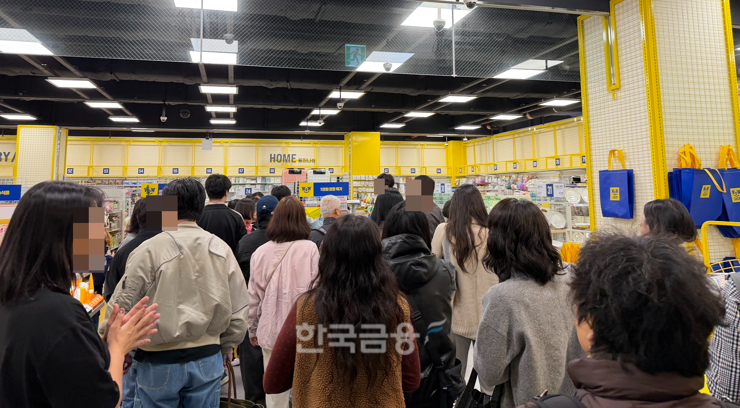 22일 오전 10시 스타필드마켓 월계점 와우샵이 오픈하자마자 모여든 사람들. /사진=박슬기 기자