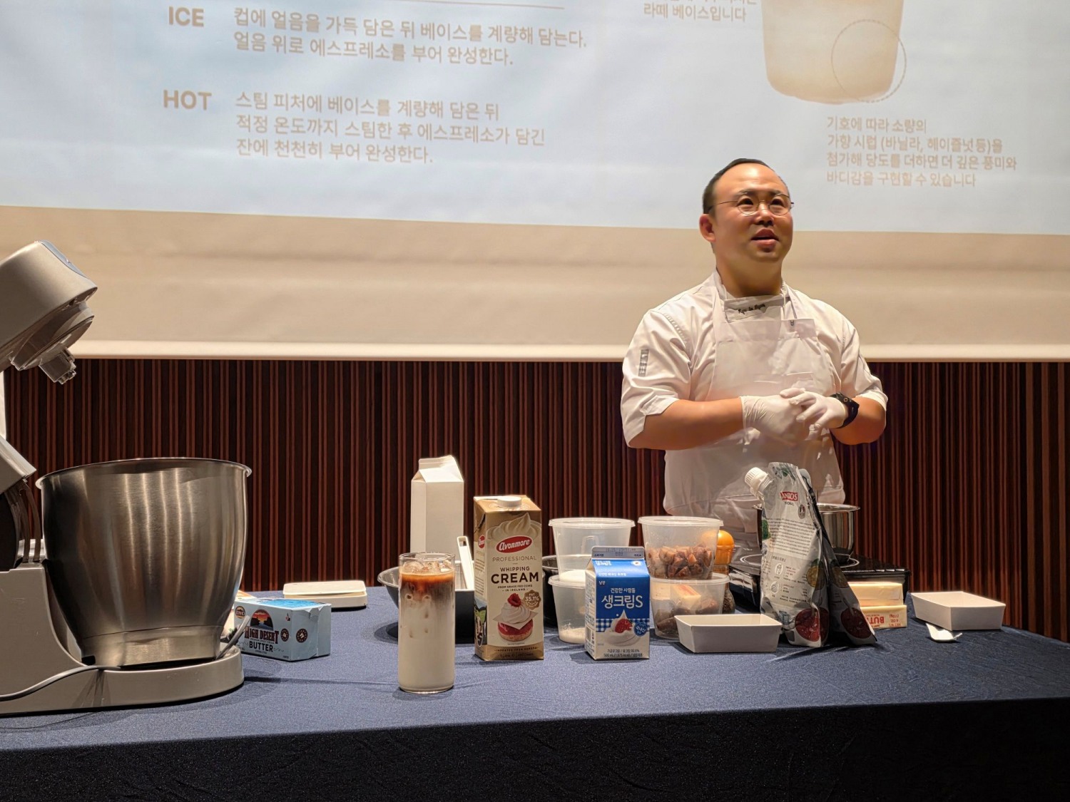 류주형 남양유업 FS사업부문 차장이 남양유업 생크림과 프리미엄 버터 등을 활용한 레시피를 발표 중이다. /사진=남양유업