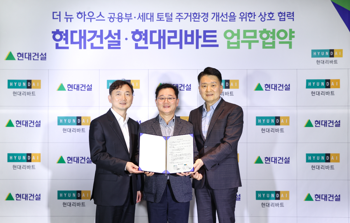 이인기 현대건설 건축주택사업본부장(왼쪽)과 권태진 현대리바트 라이프스타일본부장(중앙), 강민수 비즈니스솔루션본부장이 업무협약을 체결하고 기념사진을 촬영하고 있다. /사진제공=현대건설