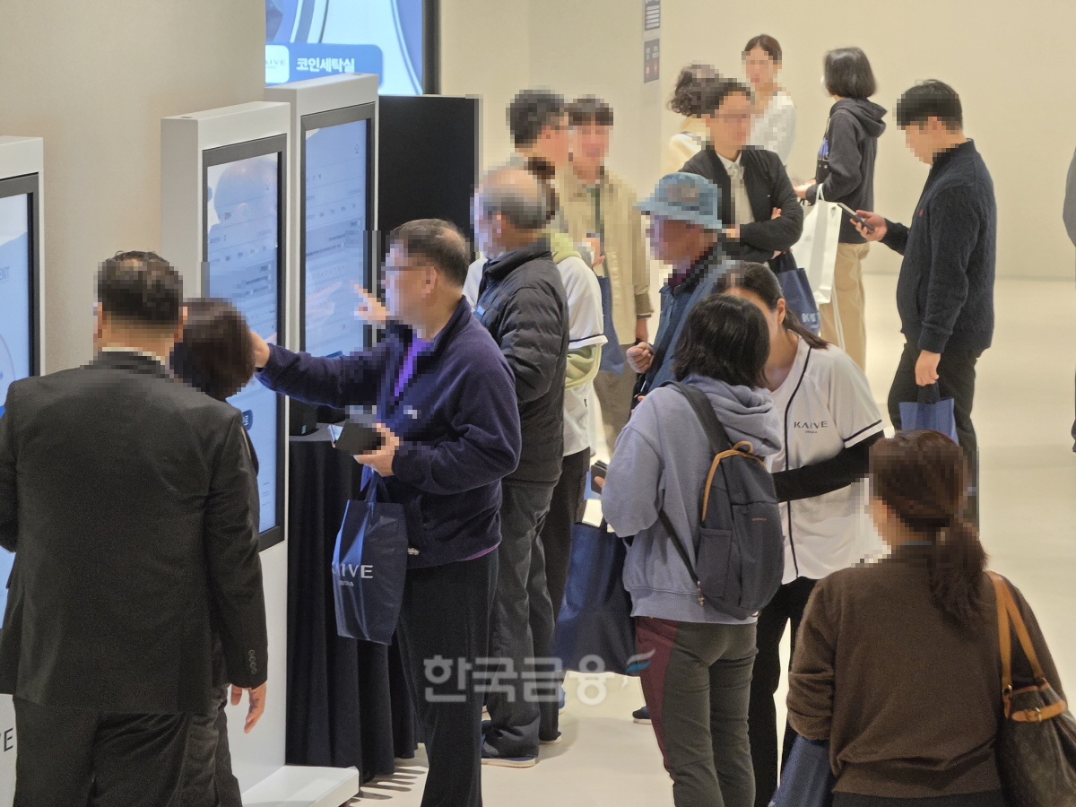 23일 경기 부천시 원미구 ‘계양신도시 카이브 유보라’ 견본주택을 찾은 방문객들이 입장을 위해 접수하고 있다. /사진=조범형 기자