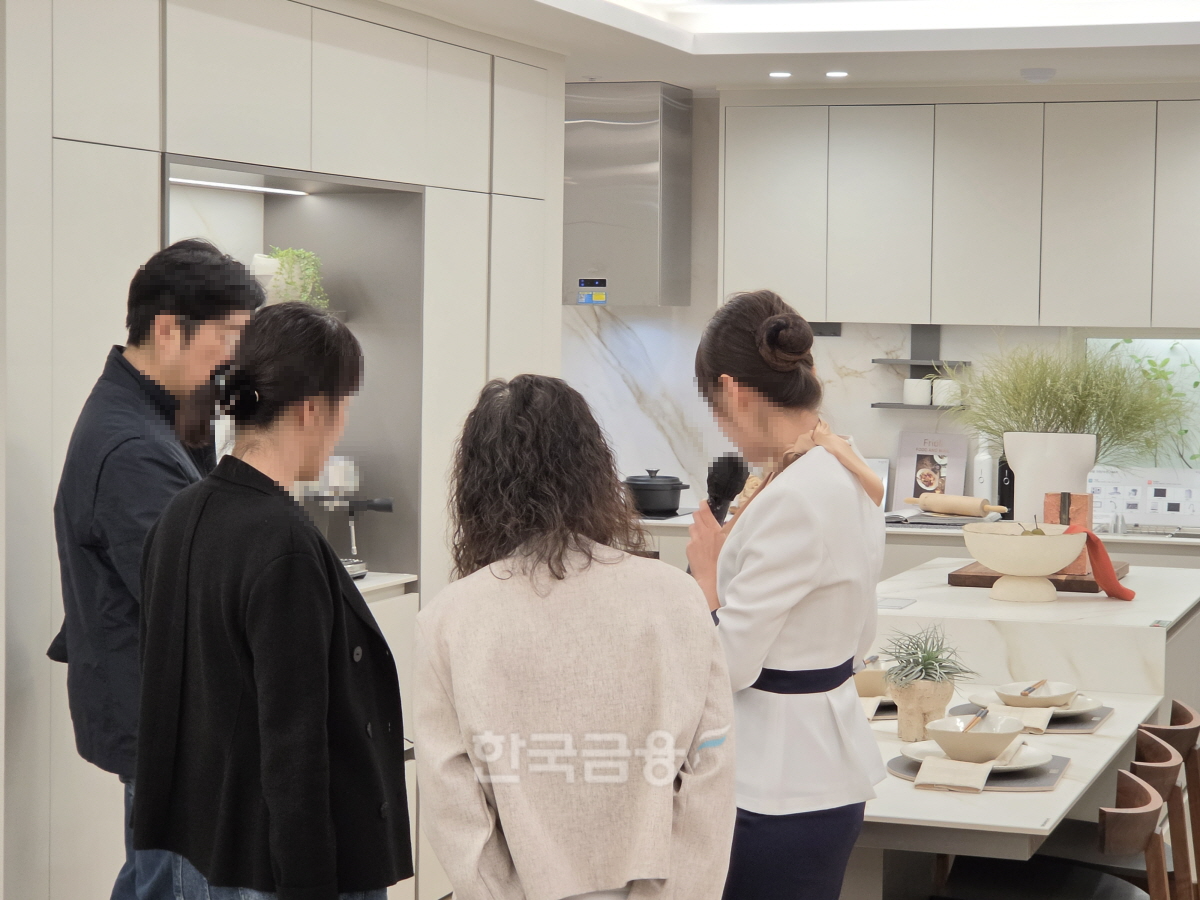 23일 ‘계양신도시 카이브 유보라’ 견본주택을 찾은 방문객들이 전용 84㎡A 타입 내부를 둘러보며 분양 관계자의 설명을 듣고 있다. /사진=조범형 기자