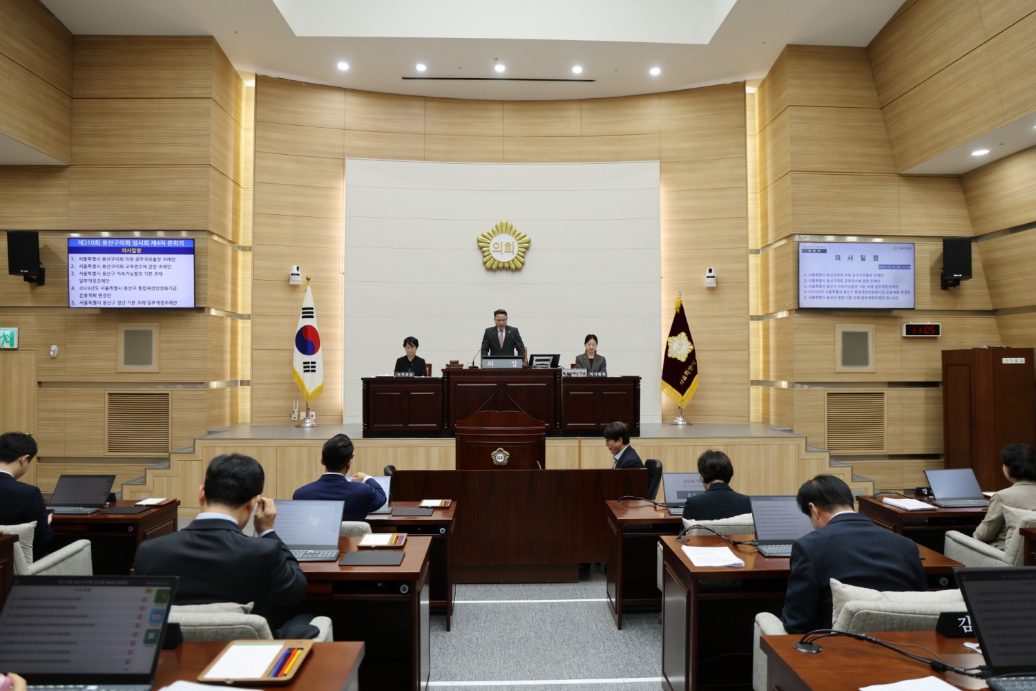 장정호 용산구의회 의장이 본회의장을 주재하는 모습. /사진제공=용산구의회