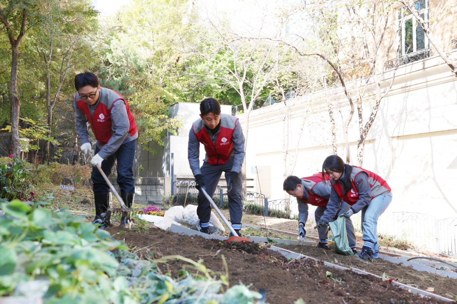 롯데건설 ‘샤롯데 봉사단’이 27일 경기도 성남시 소재 분당 보바스기념병원에서 환자와 보호자를 위한 치유 정원을 조성하는 봉사활동에 참여하는 모습. /사진제공=롯데건설