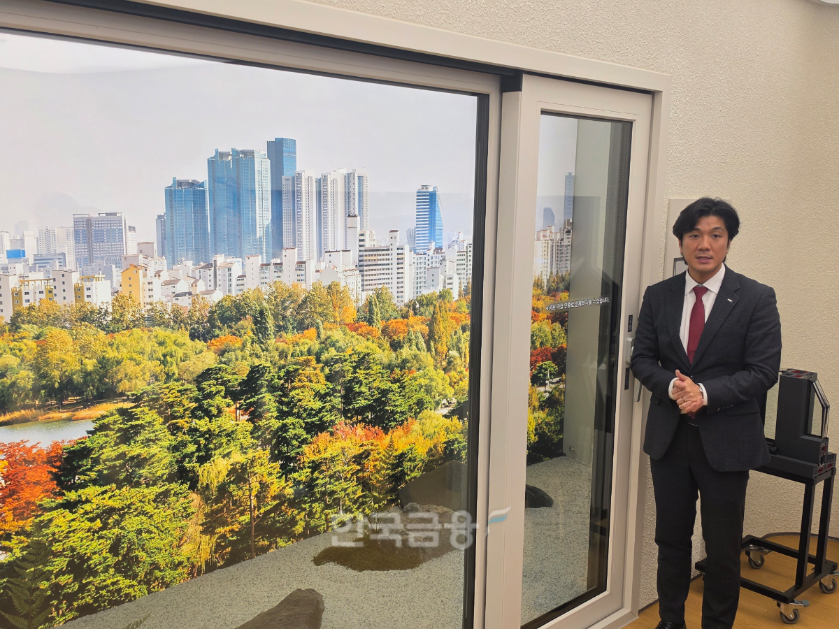 장현욱 IPARK현대산업개발 도시정비팀 차장이 항공기 소음 차단을 위한 3중 유리 시스템 창호의 구조와 방음 성능을 설명하고 있다. /사진=조범형 기자