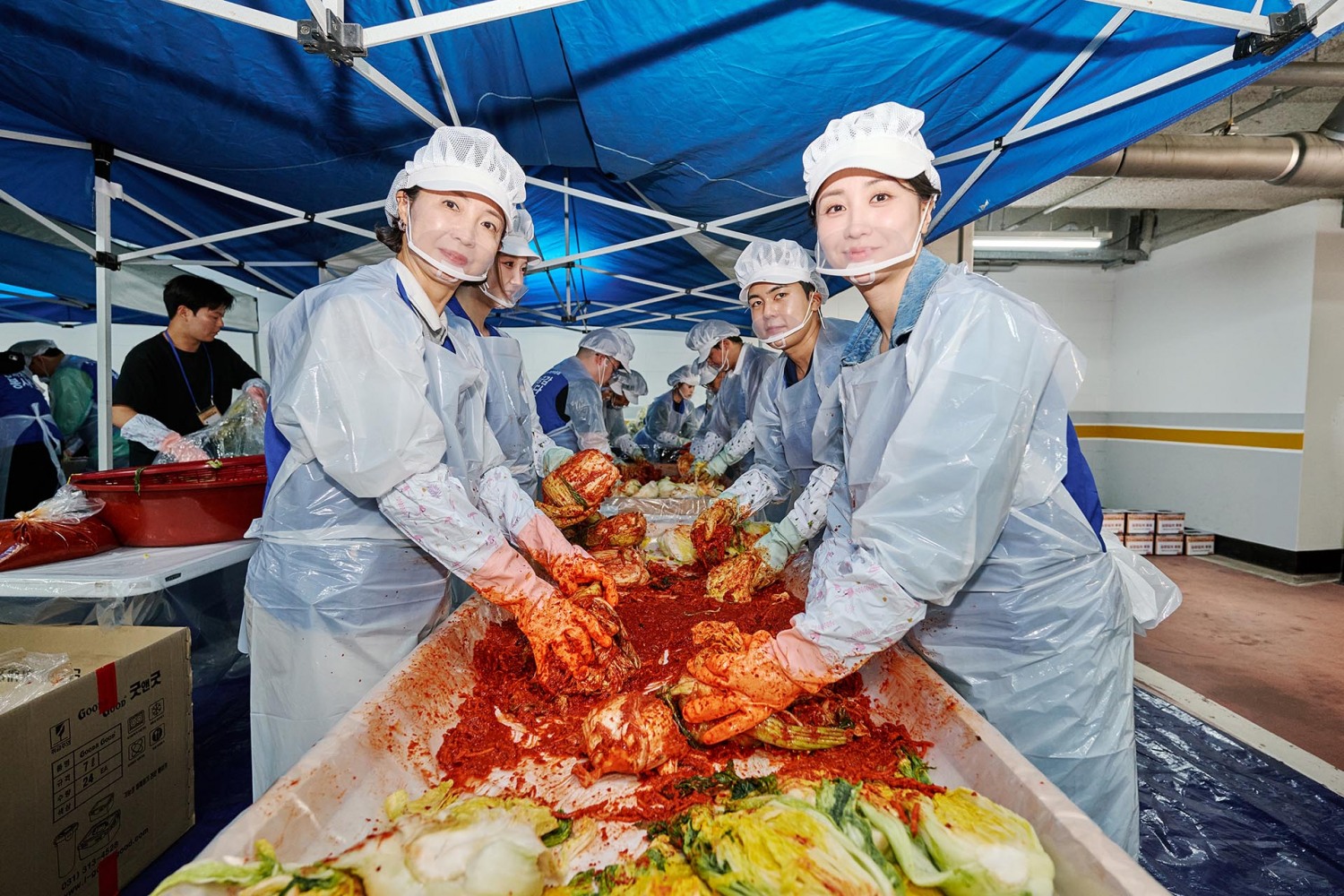 오은실 복권위원회 사무처장과 행복공감봉사단 박하선 단장이 봉사단원들과 함께 김장김치를 담그고 있다. /사진제공=동행복권