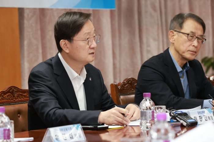 이찬진 금융감독원장이 28일 서울 여의도 금융감독원에서 열린 은행지주 이사회 의장 간담회에서 발언하고 있다. / 사진=금감원