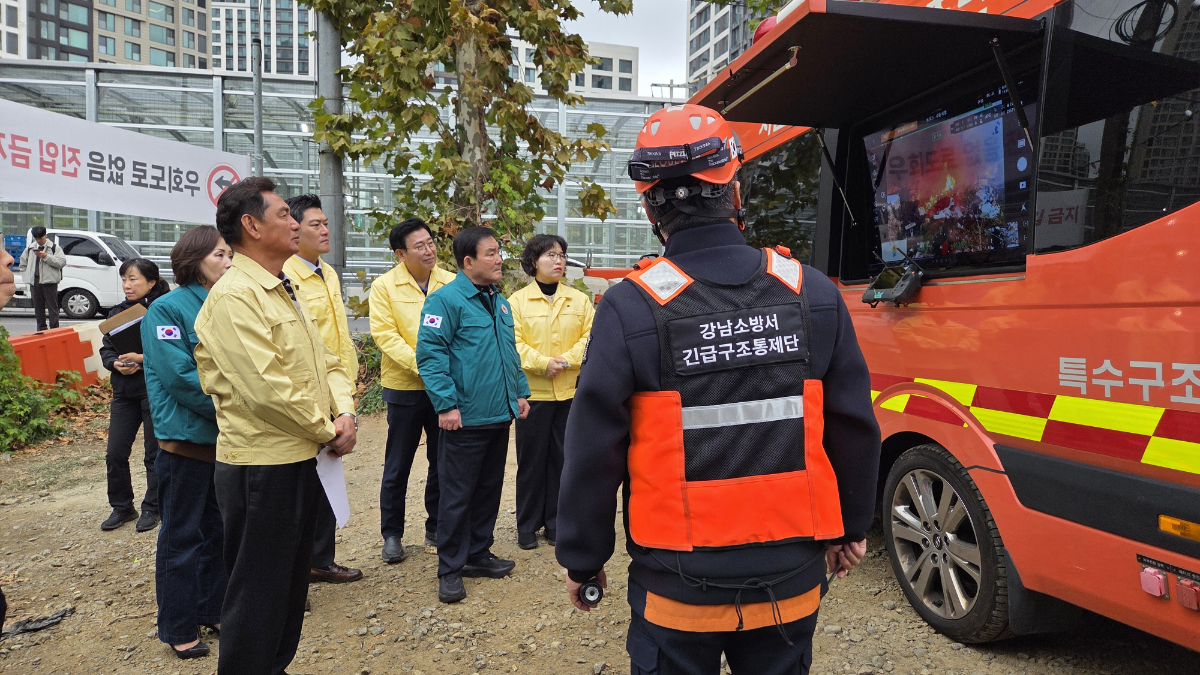 구룡마을 화재 수습 현황 보고받는 박칠성 도시안전건설위원회 위원장(사진 오른쪽에서 6번째)을 비롯해 서울시의원들. /사진제공=서울시의회
