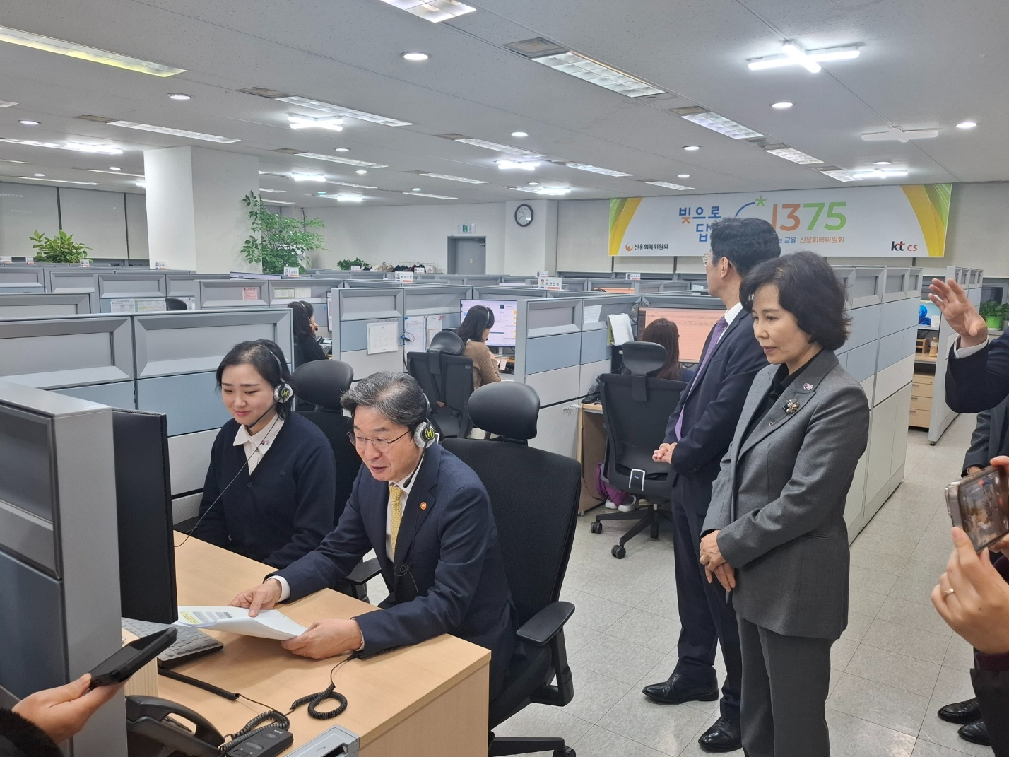29일 신용회복위원회 1375 콜센터에서 열린 현장간담회 전 이억원 금융위원장이 채무로 고민하는 고객을 대상으로 콜센터 상담을 하고 있다. / 사진=장호성 기자
