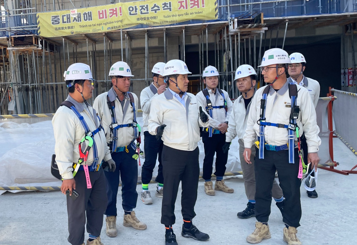 중흥토건 김해근 대표이사(왼쪽에서 세 번째)가 경기 양주시 ‘양주역 중흥S-클래스’ 공사 현장에서 안전 점검을 진행하는 모습. /사진제공=중흥토건