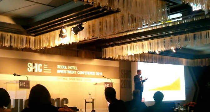 23일 포시즌스호텔에서 열린 서울호텔투자컨퍼런스 2016에서 HVS의 다니엘 주거 볼룸 매니징 파트너가 발언하고 있다.