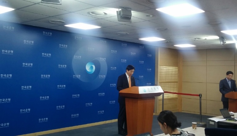 9월 금통위 기준금리 동결 후 기자간담회에서 이주열 한은 총재 모습.