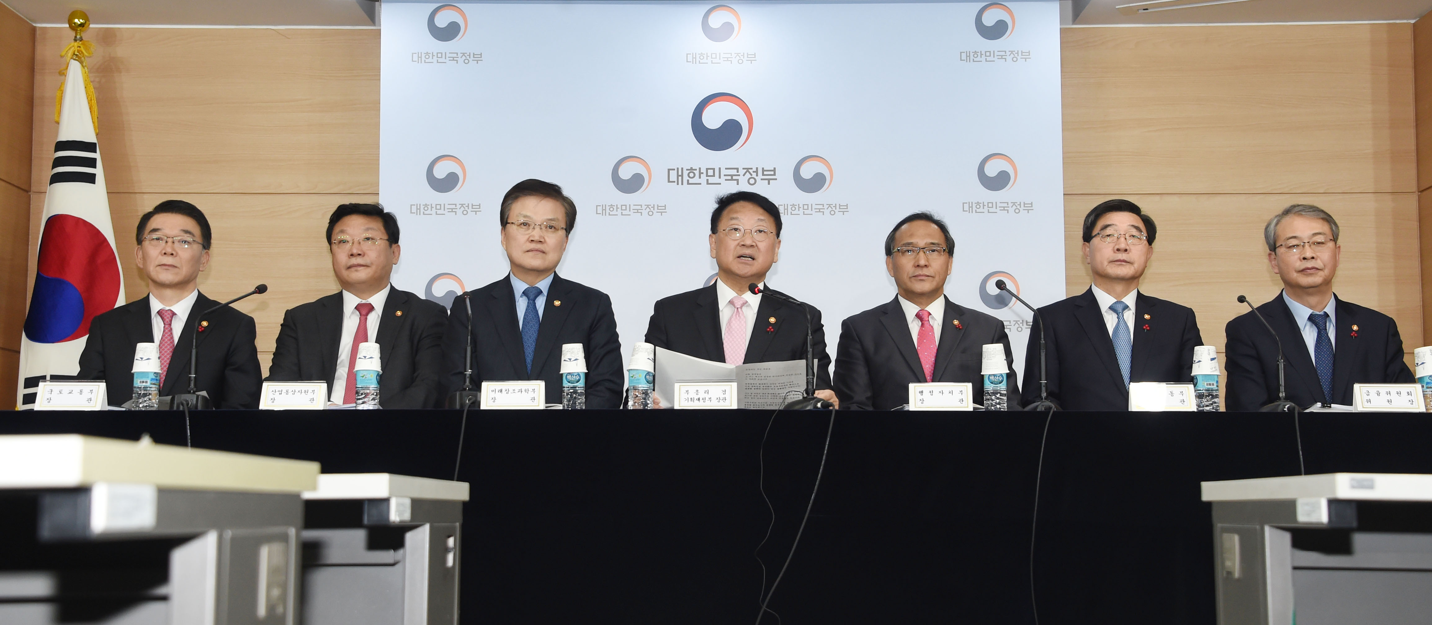 △유일호 부총리 겸 기획재정부 장관이 29일 서울시 종로구 세종로 정부서울청사에서 열린 '2017년 경제정책방향 관계부처 합동브리핑'에서 발표문을 낭독하고 있다. <사진 왼쪽부터 강호인 국토부장관, 주형환 산업부장관, 최양희 미래부장관, 유일호 부총리, 홍윤식 행자부장관, 이기권 고용부장관, 임종용 금융위원장>./사진제공=기획재정부