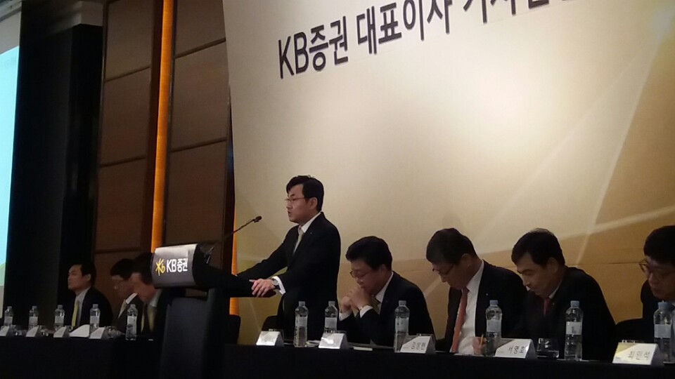 (사진) 여의도 콘래드 호텔에서 열린 신년 기자간담회에서 윤경은 대표이사가 인사말을 하고 있다.