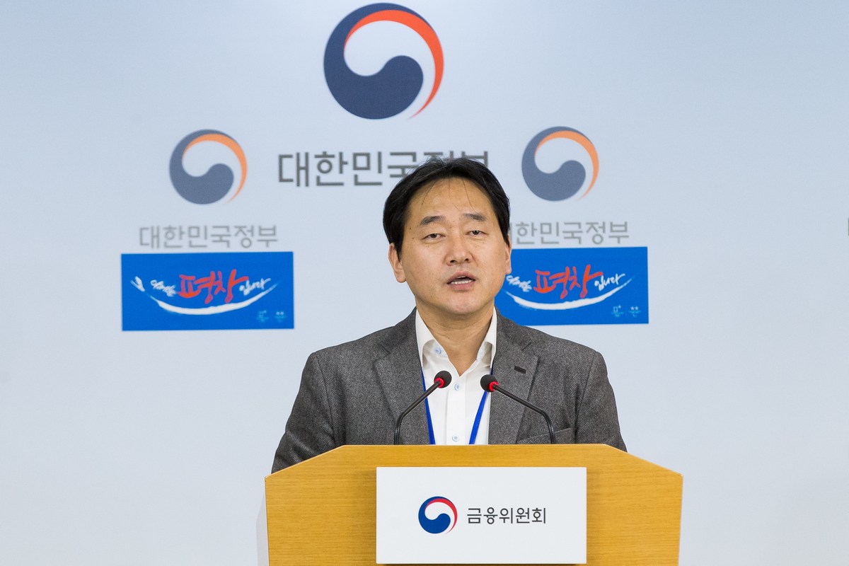 김태현 금융위원회 자본시장국장이 20일 정부서울청사 합동브리핑실에서 회계 투명성 및 신뢰성 제고를 위한 종합대책을 기자들에게 설명하고 있다.