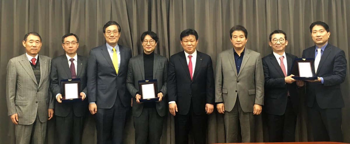 공무원연금공단은 지난 8일 2016년 성과가 우수한 국내주식 운용사 2곳과 성과평가사 1곳을 선정해 감사패를 수여했다.