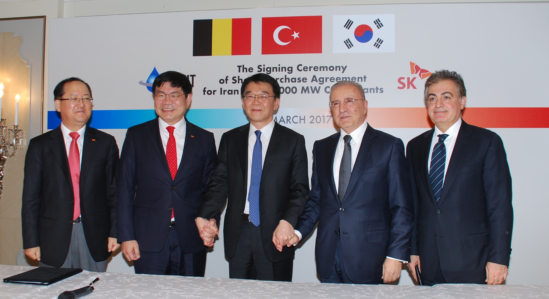 안재현 SK건설 대표(왼쪽 두번째부터), 강호인 국토교통부 장관, 위날 아이살 UNIT 그룹 회장) 등이 19일 터키 수도 이스탄불에서 이란 역대 최대 발전소 프로젝트 건설 참여를 위한 계약을 맺었다. SK건설 제공