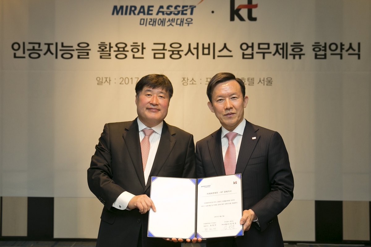 최현만 미래에셋대우 수석부회장(오른쪽)과 임헌문 KT Mass총괄 사장이 포시즌스호텔 서울에서 업무제휴 협약식 기념촬영을 하고 있다.