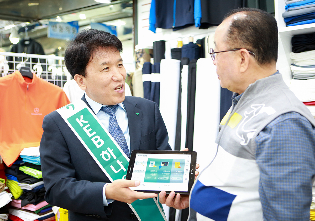 함영주 행장, 태블릿브랜치 활용 동대문서 현장 영업