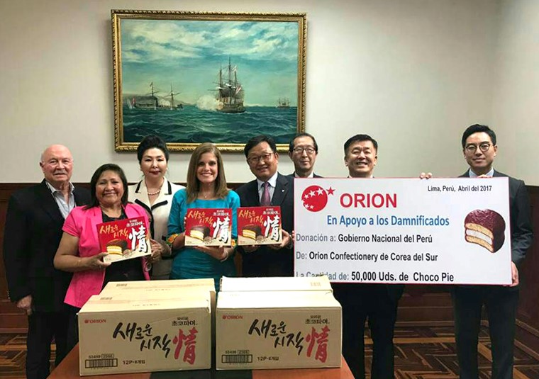 (좌측부터) 10일 현지시간 페루 대통령궁에서 열린 초코파이 전달식에 참석한 Jorge Holiday 부통령 정책고문, Zafiro Yu 중기청 글로벌 마켓 디벨로퍼, Ana Maria Chuiuihuanca 의원, Merzedes Araoz 부통령, 이규홍 오리온 부사장, 남경복 국제컨설팅 회장, David Ryu 중기청 글로벌 마켓 디벨로퍼, 신동승 오리온 부장이 기념 사진을 촬영하고 있다.  오리온 제공