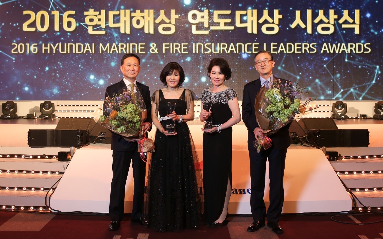 △왼쪽부터 이철영 대표이사 부회장, 설계사 대상 방미자 씨, 대리점 대상 남상분 씨, 박찬종 대표이사 사장/ 사진=현대해상